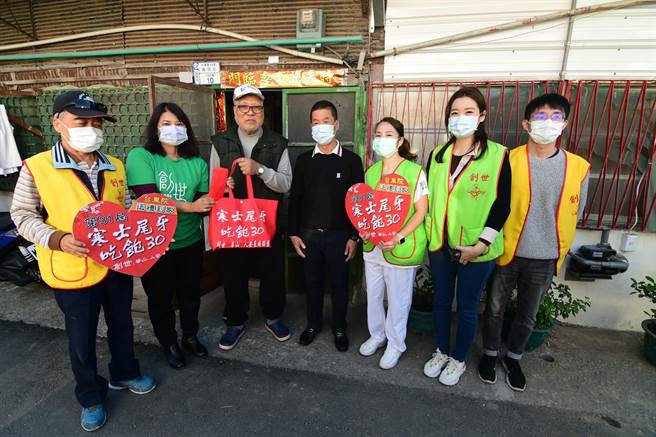 ▲84歲林阿公獨力照顧90歲半癱妻子，市長張國洲與創世基金會人員前往致贈年禮及春節紅包。（莊哲權攝）