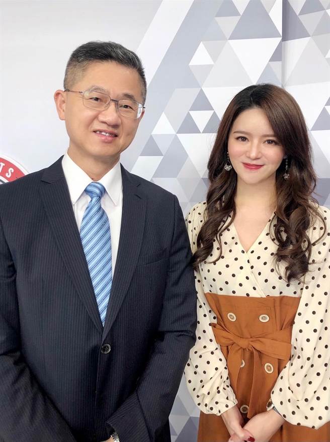 台湾运彩总经理林博泰(左)上时来运转节目，与主持人尉迟佩玉(右)谈运彩眉角。(邱子轩摄)