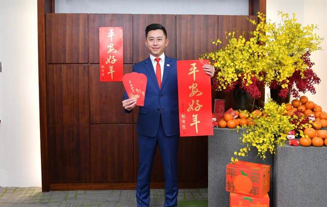 新竹市政府为庆贺新年，特别准备17万份贺岁春联，邀请在地青年书法家林俊宏挥毫，即日起投递至全市家户。（陈育贤摄）