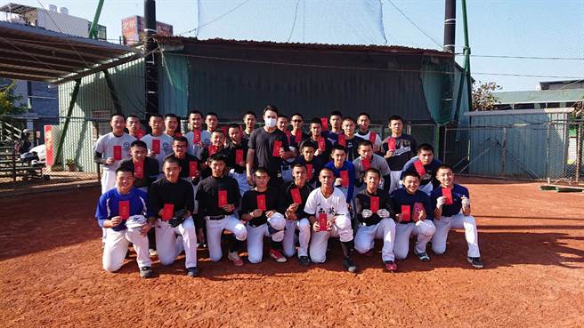 统一狮林安可（中）返回高中母校南英商工发红包。（南英商工提供）