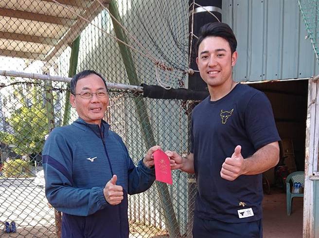 统一狮林安可（右）与高中恩师陈献荣。（南英商工提供）