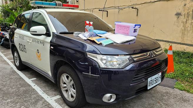 台中市警察局交通大队开箱展示「防疫简易盒」，放置交通警察的巡逻车、大重机及一般巡逻机车上。（台中市警察局提供／张妍溱台中传真）