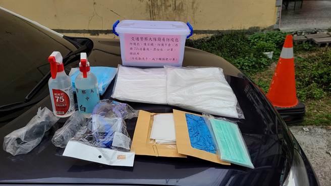 「防疫简易盒」，包括有，酒精、口罩、护目镜、手套、防护衣等。（台中市警察局提供／张妍溱台中传真）