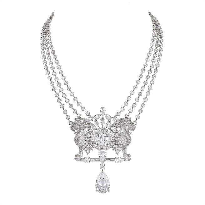 香奈儿《ESCALE A VENISE》系列顶级珠宝中，订价最贵、也最代表性的作品是Lion Secret Diamant钻石项炼，双狮护宝的意象令人讚嘆，主石为15.55克拉钻石，约1亿8478万7000元。（CHANEL提供）
