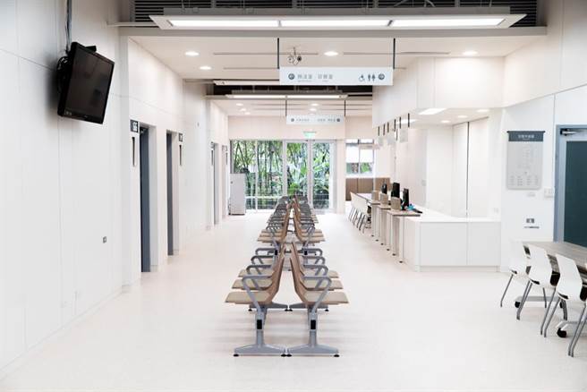 大地色系的桌椅，搭配暖白色的墙面，消除紧张混乱的氛围，呈现卫生所安心与专业感。（Photo Credit：台湾设计研究院）