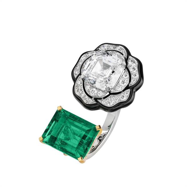香奈儿Camelia Baroque戒指，8.14克拉祖母绿、5.06克拉钻石，约6159万6000元。（CHANEL提供）