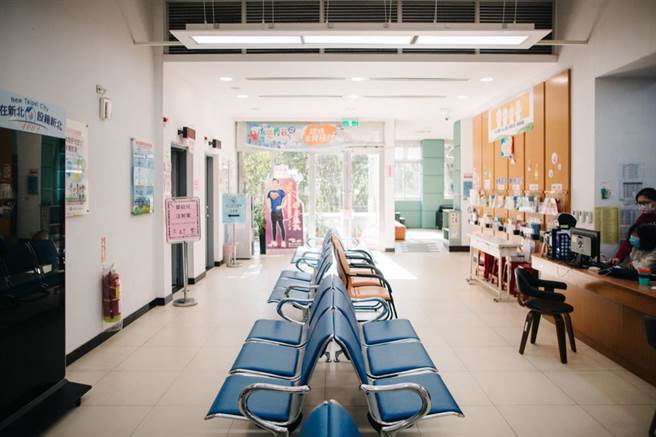 汐止卫生所改造前色彩纷乱、各类标示与文宣眾多，使民眾难以吸收资讯。（Photo Credit：台湾设计研究院）