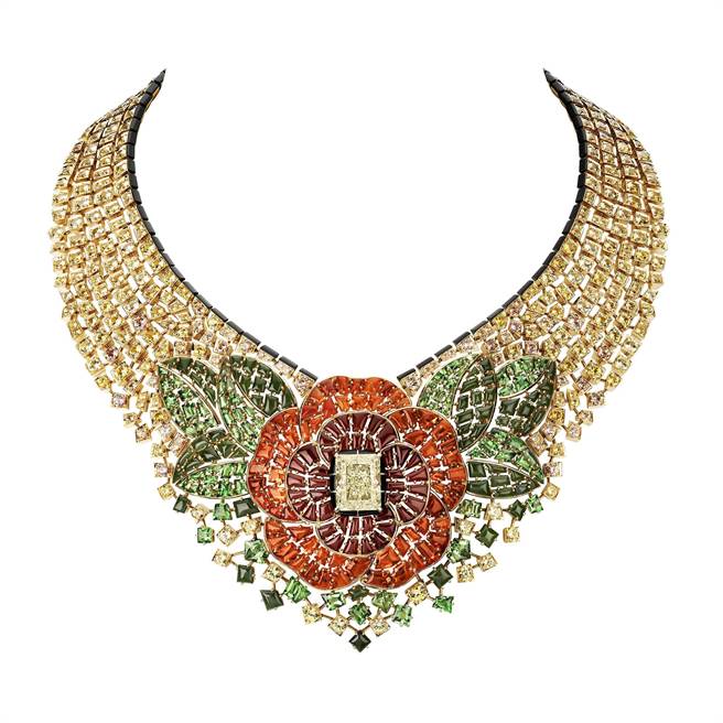 香奈儿Camelia Byzantin项炼套组，以彩宝石构成的马赛克拼贴红色茶花图案，花蕊镶嵌一颗重约10.07克拉黄钻。（CHANEL提供）