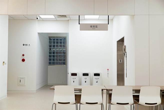 规划填写区域，方便民眾挂号前舒适的填写资料。（Photo Credit：台湾设计研究院）