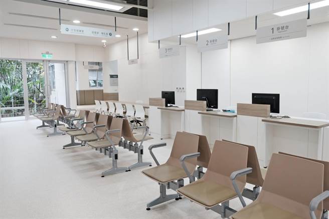 挂号台指标清晰，且选用友善的柜台高度，让使用轮椅者、高龄者，都可以轻松地与挂号人员办手续。（Photo Credit：台湾设计研究院）