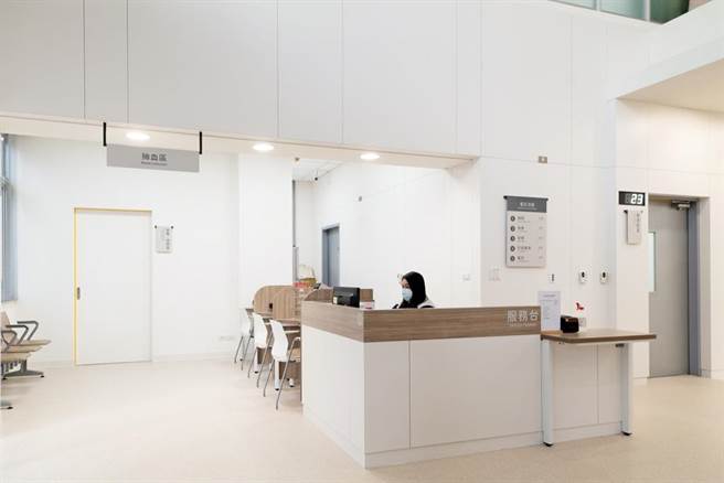 依据研究，将本来在门口的挂号台往内移，现在一进入汐止卫生所，便可先至服务台谘询、抽取号码牌。（Photo Credit：台湾设计研究院）
