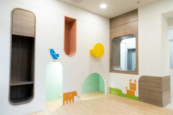 位在卫生所最后方的「游戏室」，邻近处便是「儿童发展室」，简化家长带着小孩到卫生所的活动动线。而游戏室的动物图案，也置入此次设计卫生所标志衍伸的辅助图案呢！（Photo Credit：台湾设计研究院）