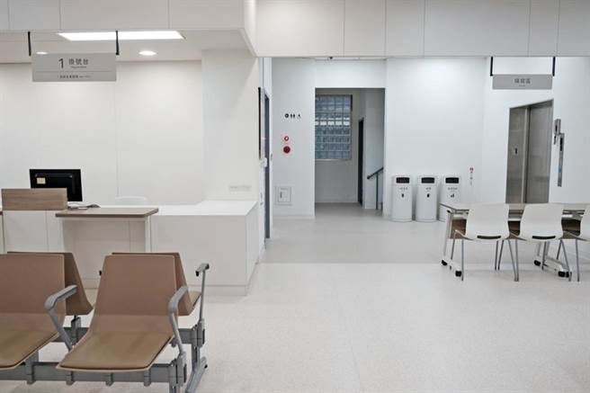 改造后民眾可先到填写区书写后，再至后方挂号台挂号。且皆採用轻量或带有轮子可推动的桌椅方便空间移位。