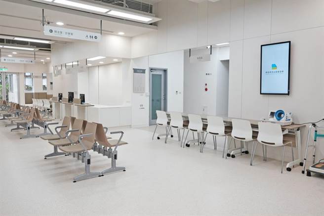 图中可看见标示注射室、诊疗室、厕所等「方向」标志位于最高处，而填写区、挂号台等「位置」标志则为较低。过去卫教文宣品也善用电子萤幕轮播公吿，减少视觉混乱。（Photo Credit：台湾设计研究院）