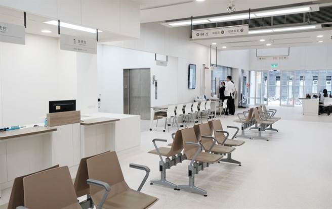 指示牌延续空间的色彩调性，选用 PANTONE Warm Gray 01为底色。（Photo Credit：台湾设计研究院）