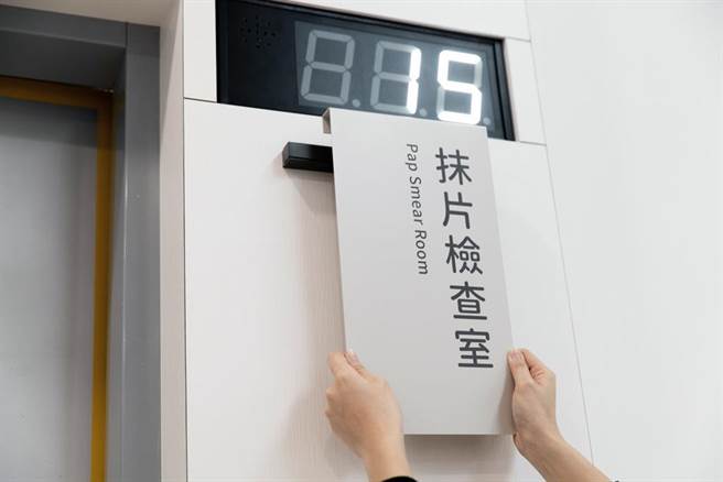 「悬挂式」指标模组可因应卫生所临时性需求，随时更换空间机能标示。（Photo Credit：台湾设计研究院）