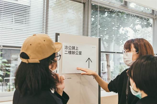 流动式资讯指标牌的规范，选用开源字体「泉源圆体」，并以所内印表机 A4、A3 尺寸为设计，让工作人员用一般电脑软体都可以简单列印公告。（Photo Credit：台湾设计研究院）