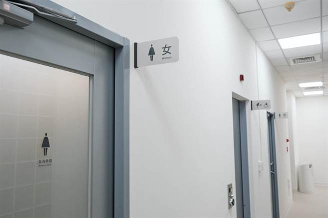 厕所除上方指标外亦有门上辅助指标。（Photo Credit：台湾设计研究院）