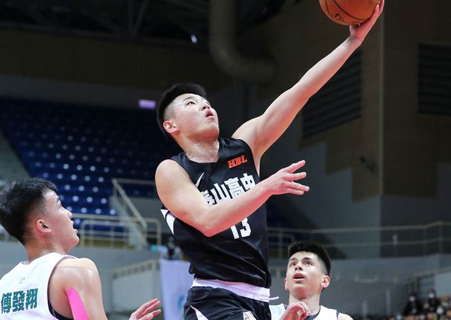 泰山高中劉丞勳（中）今天攻下28分，助隊擊退高苑工商，在八強賽收下首勝。（黃世麒攝）