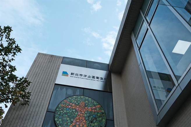 在此次的计画中，也设计了新北市卫生所像「家」一般的几何标志。未来将在几何图形上，用以 29 种不同的顏色配置象徵新北 29 间卫生所，期望未来在各卫生所优化的同时逐步导入一致性。（Photo Credit：台湾设计研究院）