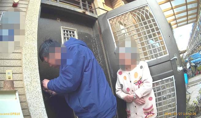 龍井一位老婦人外出散步，忘了回家的路，中市警局烏日分局犁份派出所員警幫老婦人找到家，還幫忘記帶鑰匙的婦人開鎖，平安送回家。（烏日分局提供／黃國峰台中傳真）