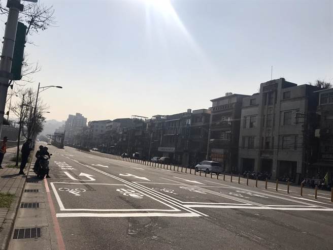 基隆市公车因应国门广场拆除工程，部分国道客运改行驶西岸高架桥上国道1号，交通处将中山一路、港西街口迴转道从最内侧改至最外侧车道。（陈彩玲摄）