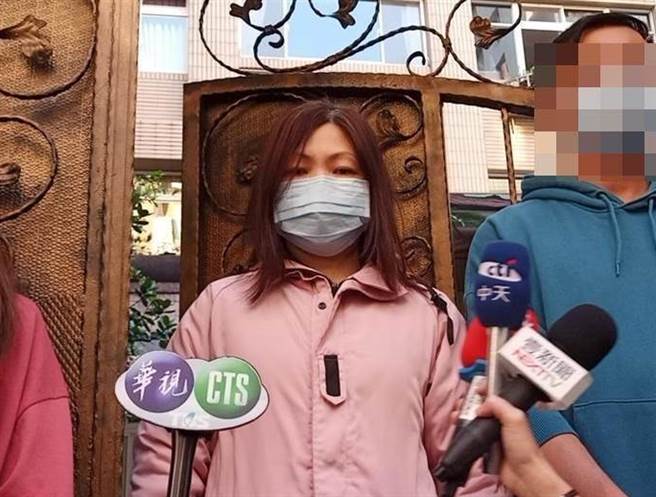 施暴女老師（左1）今（1日）下午4時許，親自現身幼兒園，在園長、其他女老師陪伴下，多次向家長鞠躬道歉。（戴上容翻攝）
