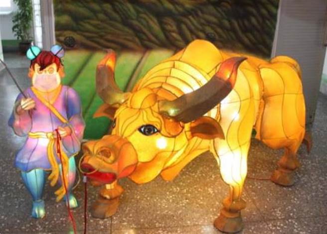 牛年灯会虽停办，台中看守所推出花灯展出，图为收容人的花灯作品。（台中看守所提供／陈淑芬台中传真）