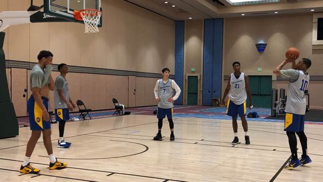 林书豪跟着圣克鲁斯队友首次练球的模样。(取自圣克鲁斯官推)