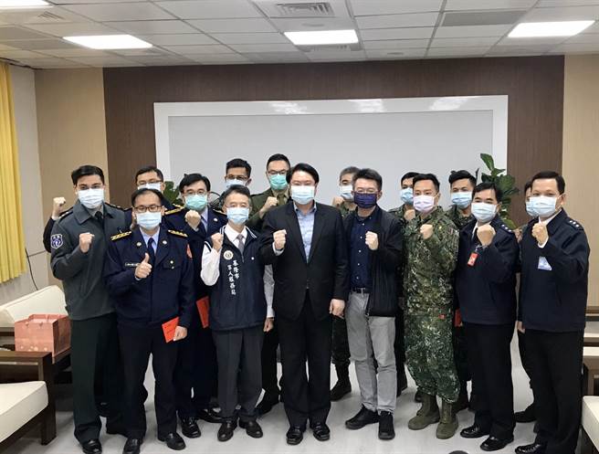 基隆市长林右昌2月1日下午颁赠加菜金给基隆在地的驻军单位。（陈彩玲摄）