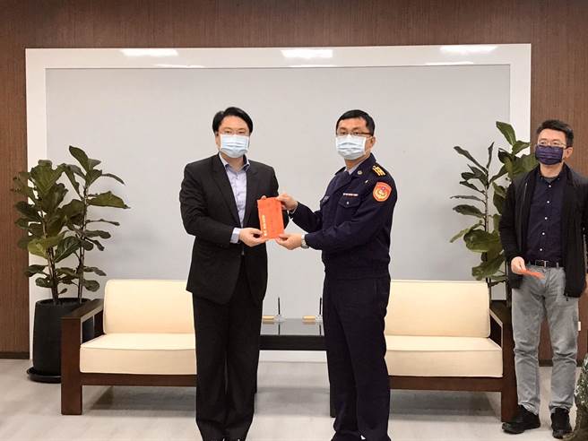 基隆市长林右昌2月1日下午颁赠加菜金给基隆在地的驻军单位。（陈彩玲摄）