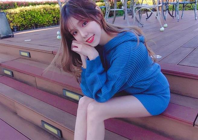 Zoe肉乙长相甜美，还有一双大长腿。(图/翻摄自Zoe肉乙IG)