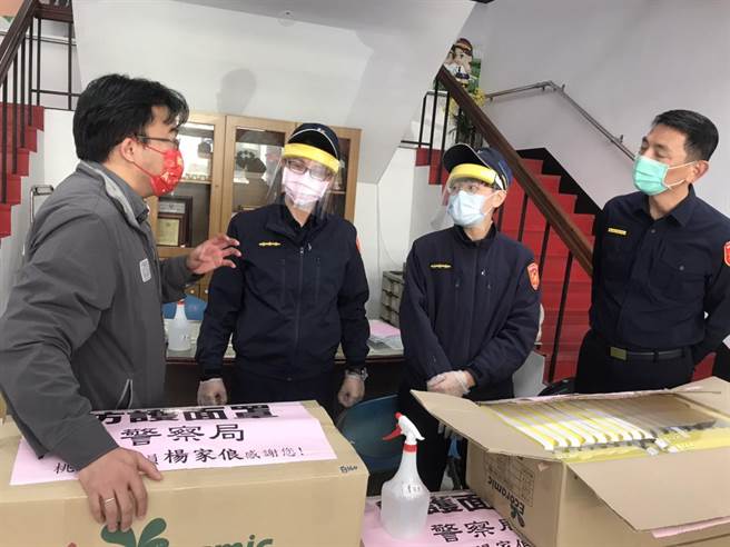 议员杨家俍赠防疫物资助警安心抗疫。(吕筱蝉摄)