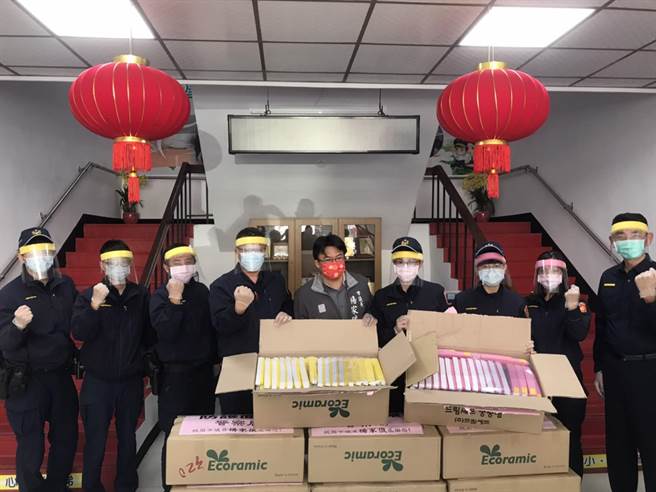 议员杨家俍赠防疫物资助警安心抗疫。(吕筱蝉摄)