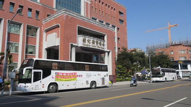 彰化县警局结合义警大队，今天举办公益捐血活动，台中捐血中心共出动4辆捐血车。（谢琼云摄）