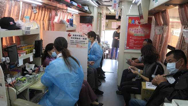 彰化县警局结合义警大队，今天举办公益捐血活动，许多警友警眷踊跃捐血，捐血车上特别加装隔板。（谢琼云摄）