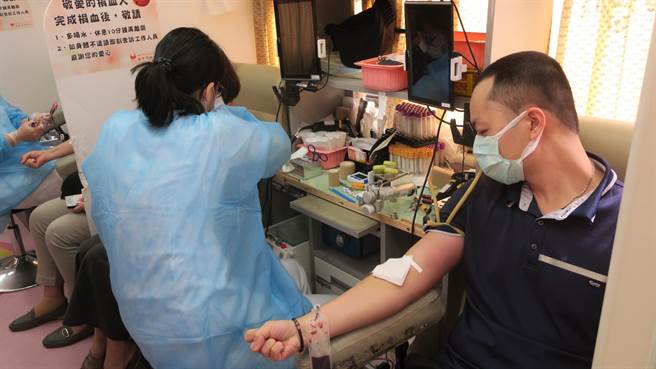 彰化县警局结合义警大队，今天举办公益捐血活动，许多警友警眷踊跃捐血，捐血车上特别加装隔板。（谢琼云摄）