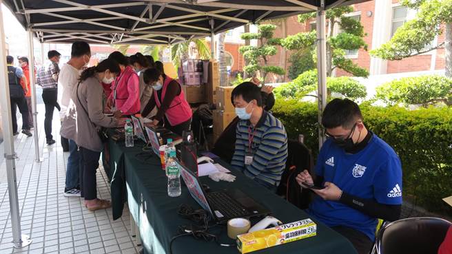 彰化县警局、义警大队举办公益捐血，祭出许多精美赠品、纪念品，捐血者还可摸彩抽大奖。（谢琼云摄）