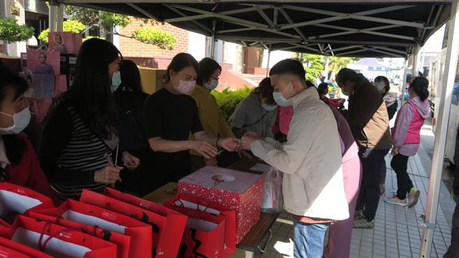 彰化县警局、义警大队举办公益捐血，祭出许多精美赠品、纪念品，捐血者还可摸彩抽大奖。（谢琼云摄）