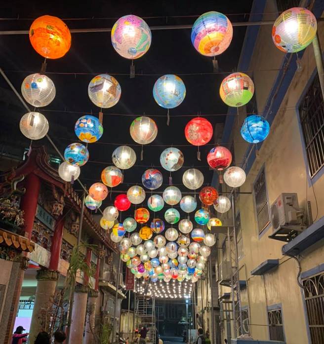 新竹市文雅里富町灯节将在2月7日登场，这两天已陆续挂上上百盏纸灯笼，浪漫氛围暴表，已成网美争相打卡景点。（李妍慧提供／陈育贤新竹传真）