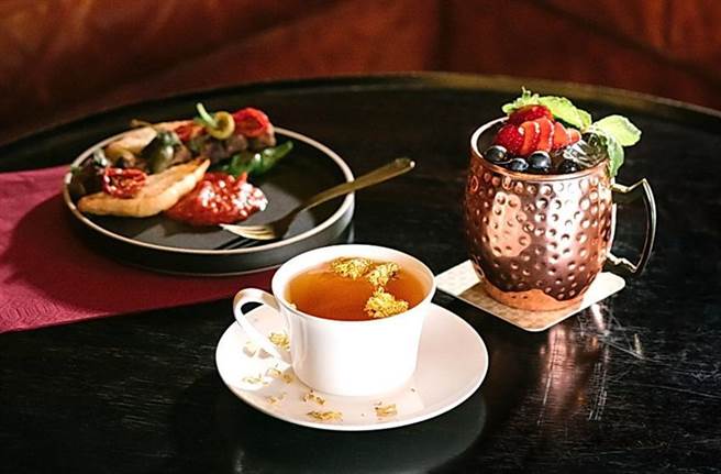 草莓红了，慕轩饭店URBAN331酒吧推出『春晌花果特调套组，每组450元+10％』清新果香特调撞击酸辣炸牛颊。图／慕轩饭店提供