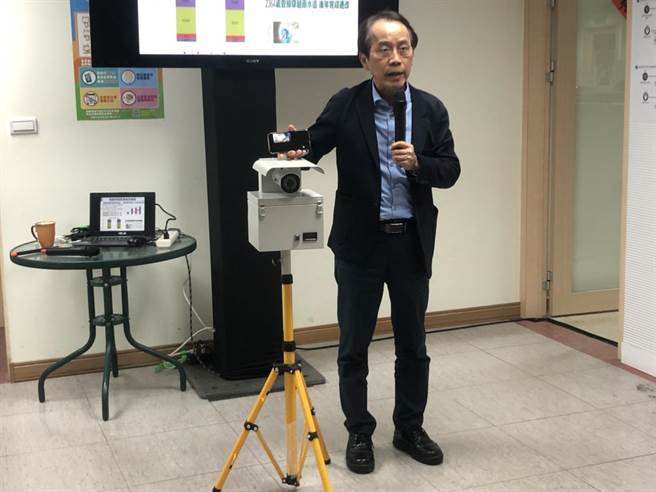 甲一路道路改善执行计画将于1日晚间10时30进行道路刨铺加铺施工，开工前高雄市副市长林钦荣先行抵达工务局道路挖掘管理中心进行视察，并听取相关工程实施计画简报。（洪浩轩摄）