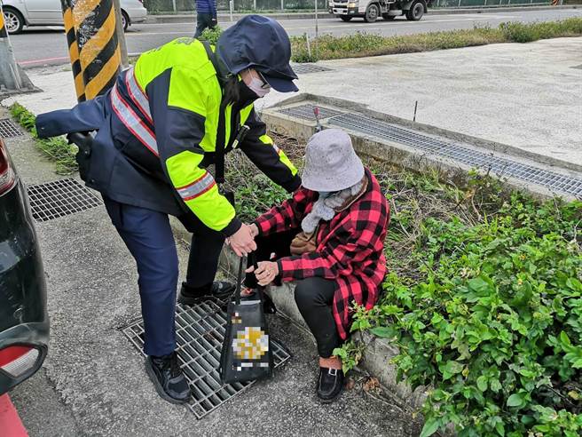 老妪迷途蹲坐路旁 暖警照料助返家。(警方提供／吕筱蝉桃园传真)
