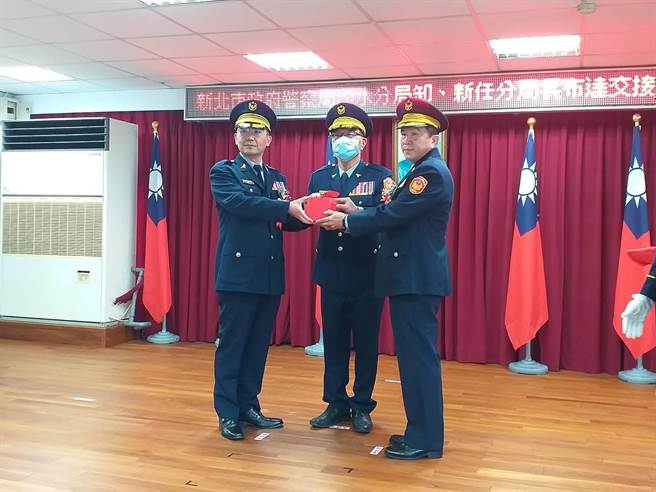淡水警分局長交接 黃南山期勉善用「五力」搭建警民橋樑（淡水警提供／新北報導）