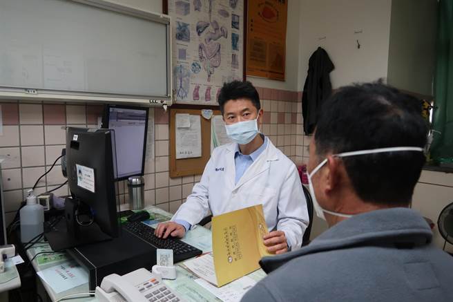 胃腸肝膽科醫師周昆慶，提醒民眾過年不要暴飲暴食。（南基醫院提供／廖志晃南投傳真）