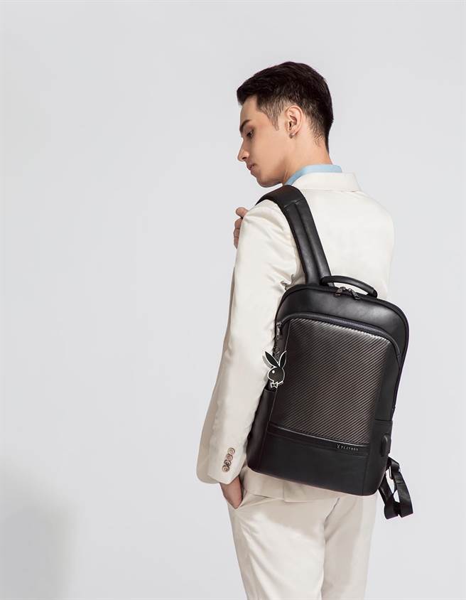 Playboy首次採用碳纤维材质融入包款－摩登男包「Urban」系列。（Playboy提供）