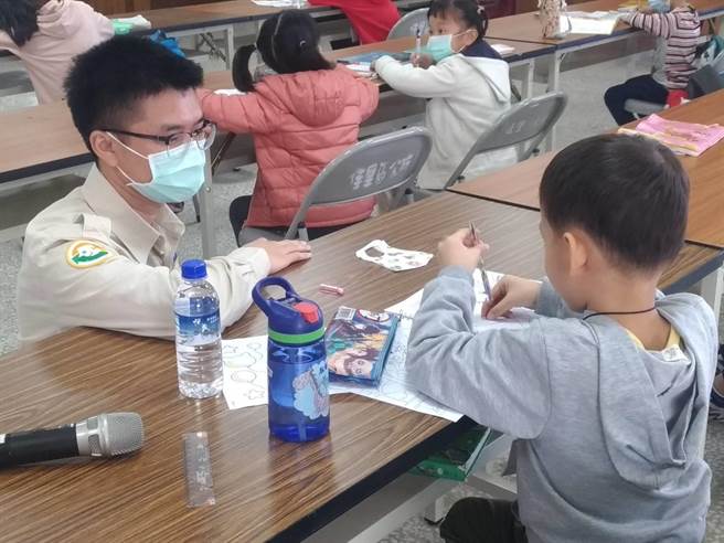 佳里区公所举办寒假课辅活动，由替代役男担任课辅小老师，与孩子互动良好。（佳里区公所提供／庄曜聪台南传真）