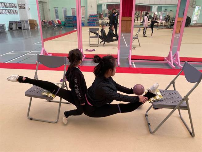 瑞莎女儿Nika陪姊姊们练习。（瑞莎提供）