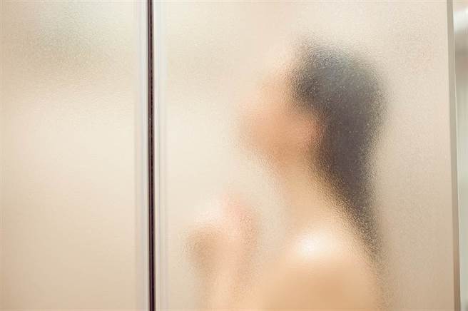 她全裸出浴撞见百公斤恶男 淡定陪洗澡、邀吃饭 趁机求救逮人（示意图／达志影像）