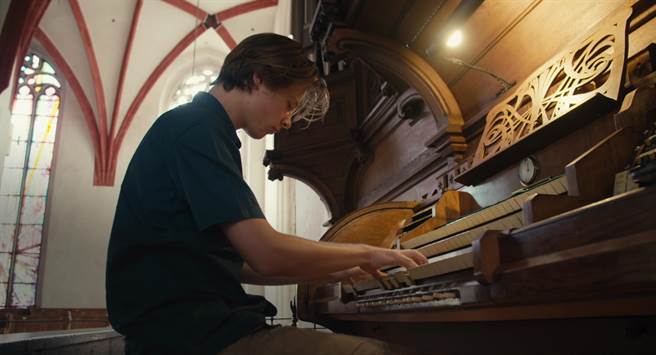 管風琴演奏家賽巴斯提安罕德，過去參加國際大賽時，因助手忘了拉音栓，導致演出失常，心情大受影響，最後未能贏得比賽。（佳映娛樂提供）